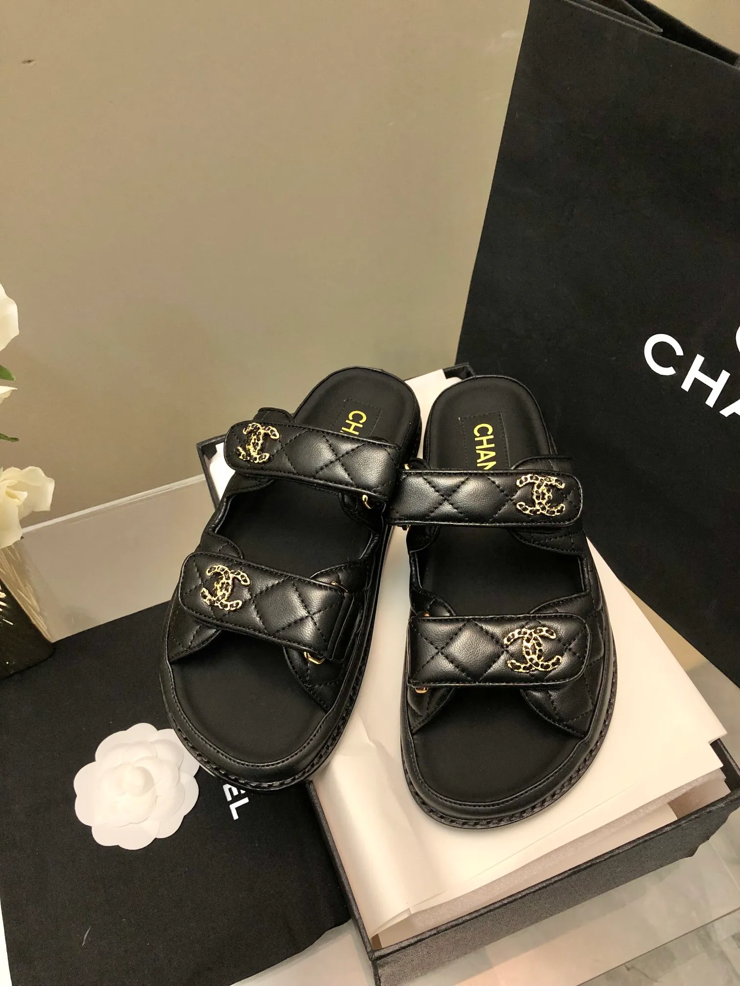 💕💕Factory direct sales price p480💕💕 2024 chanel 24💕💕Factory direct sales price p New sandals Xiaoxiang Velcro slippers 24 spring and summer new products The transformation of the classic model, so beautiful! Diamond platform platform sandals, slippers, elegant and noble, comfortable and versatile. Upper: lambskin. Foot pad: sheepskin. Sole: cowhide bottom. Size: 35-41. Top quality.